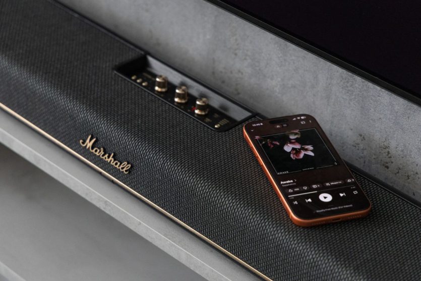 Саундбар Marshall Heston 120 в інтер'єрі вітальні під телевізором