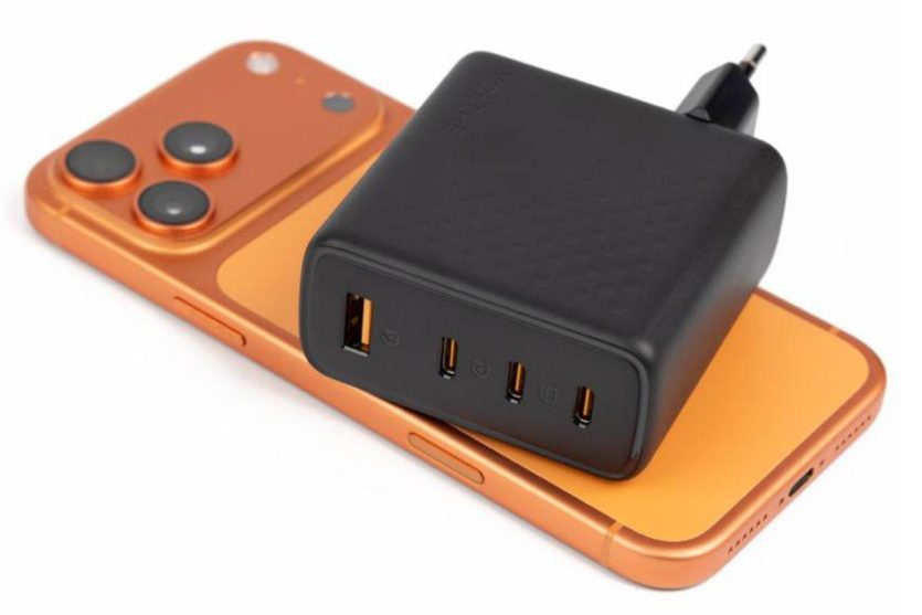Потужний зарядний блок VOLTME Revo 100 Pro з трьома портами USB-C та одним USB-A.